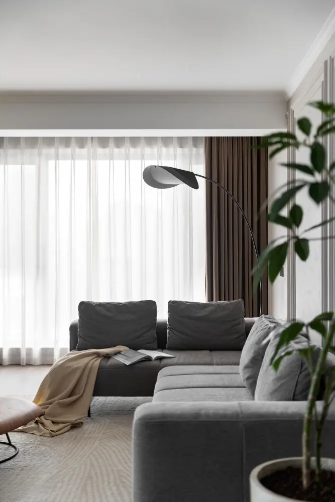 Sala de estar com cortinas elegantes